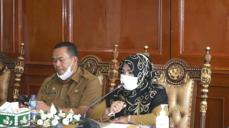 Wakil Ketua PKK Kota Pariaman Ny Indriati Mardison Mahyuddin dan Sekko Pariaman, Yota Balad memimpin rapat persiapan lomba jambore kader PKK se Sumbar, Senin (24/5). (Dok : Istimewa)