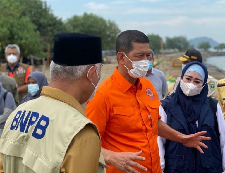 Anggota Komisi VIII DPR RI, Lisda Hendrajoni mendampingi Doni Monardo  saat menjabat Kepala BNPB ketika mengunjungi Kabupaten Pesisir Selatan beberapa waktu lalu. (Dok : Istimewa)