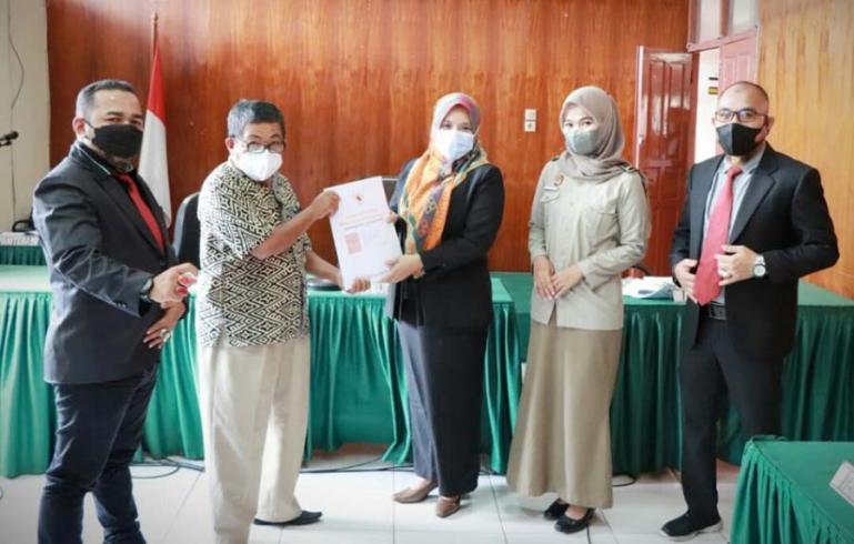 Majelis Komisioner saat berikan berkas putusan siding kepada pihak pemohon, Senin (31/5). (Dok : Istimewa)