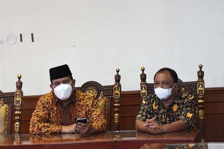 Wawako Pariaman, Mardison Mahyuddin didamping Kadis Kominfo, Hendri saat ikuti zoom meeting peluncuran program literasi digital di ruang rapat wakil wali kota, Kamis (20/5). (Dok : Istimewa)