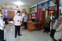 Wakil Wali Kota Pariaman, Mardison Mahyuddin saat mengunjungi sejumlah kantor desa yang ada di Kota Pariaman, Rabu (19/5). (Dok : Istimewa)