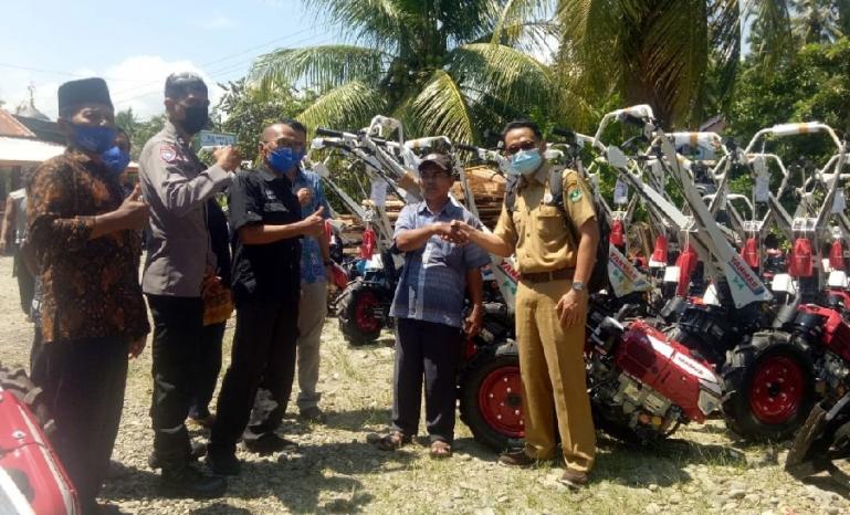 Anggota DPRD Sumbar, Muhammad Nurnas saat menyerahkan traktor tangan kepada kelompok tani di Nagari Katapiang, Kabupaten Padangpariaman, Selasa (25/5). (Dok : Istimewa)