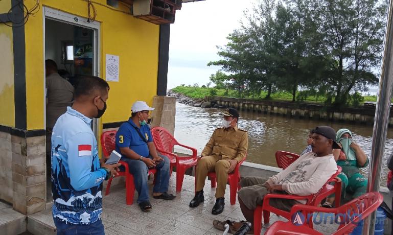 Wali Kota Pariaman, Genius Umar bersama masyarakat seusai membuka kembali aktivitas wisata di kota itu, Selasa (18/5). (Foto : Arzil)