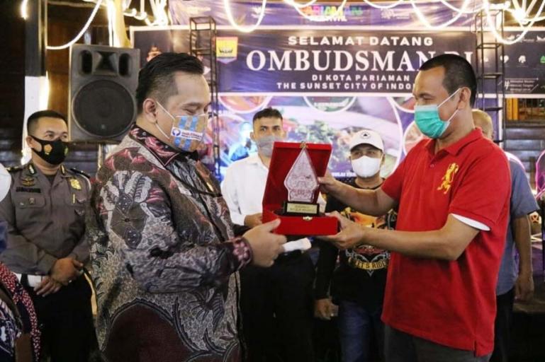 Wali Kota Pariamanm Genius Umar serahkan cindera mata kepada anggota Ombudsman RI, Yeka Hendra Fatika saat berkunjung ke Kota Pariaman, Selasa (18/5). (Dok : Istimewa)