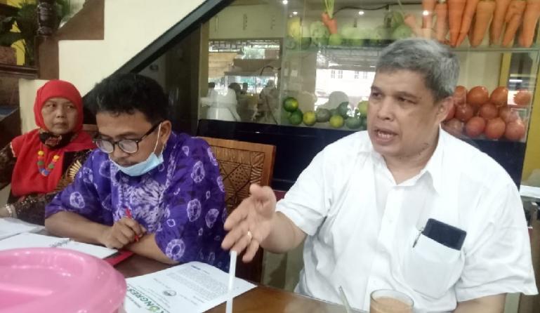 Ketua panitia pengarah (OC) Mubes ke-VI IKA Unand, Insannul Kamil dan timnya saat menjelaskan persiapan mubes tersebut kepada wartawan di Padang, Kamis (27/5). (Dok : Istimewa)