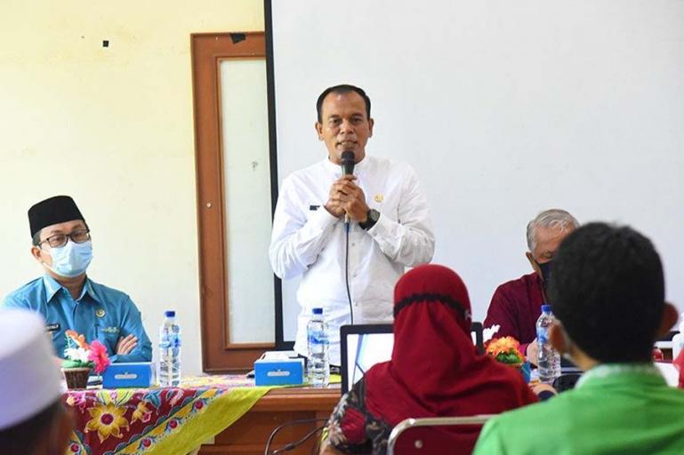 Kepala Dinas Kominfo Kota Pariaman, Hendri saat beri penjelasan seputar desa/kecamatan statistik di aula pertemuan Kantor Camat Pariaman Timur, Jumat (21/5).