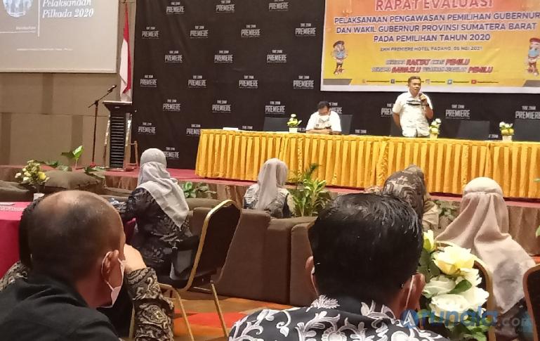 Pengamat Kebijakan Publik, Eka Vidia Putra saat berikan paparan dalam rapat evaluasi yang diadakan Bawaslu Sumbar, Rabu (5/5). (Foto : Arzil)