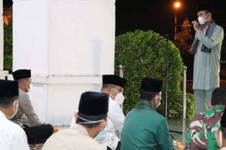 Wali Kota Pariaman, Genius Umar saat beri sambutan pada malam takbiran yang diadakan di lobi Balaikota Pariaman, Rabu malam (12/5). (Dok : Istimewa)