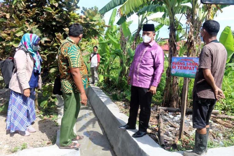 Wakil Wali Kota Pariaman, Mardison Mahyuddin saat meninjau pengerjaan drenase di Desa Rawang, Kecamatan Pariaman Tengah, Jumat (21/5). (Dok : Istimewa)
