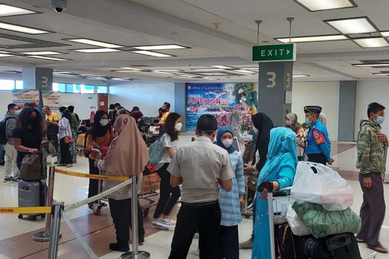 Suasana pemeriksaan dokumen perjalanan dari penumpang pesawat di BIM. (Dok : Istimewa)