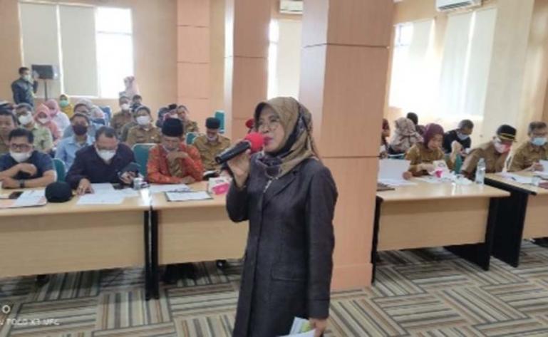 Anggota DPRD Sumbar, Leli Arni saat jadi narasumber menyangkut keterbukaan informasi publik bagi OPD di Kabupaten Dharmasraya, Selasa (25/5). (Dok : Istimewa)