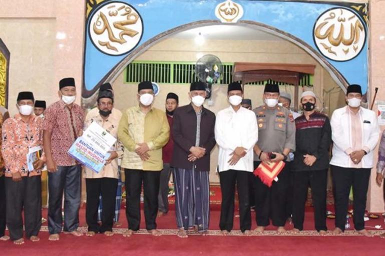 Gubernur Sumbar Mahyeldi disambut Wali Kota Pariaman Genius Umar saat melakukan Safari Ramadan di Masjid Raya Taluak, Kecamatan Pariaman Selatan Kota Pariaman, Minggu (2/5) malam.  (Dok :Istimewa)