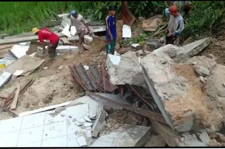 Sejumlah warga berusaha mencari barang-barang yang bisa diselamatkan dari rumah warga yang hancur akibat hantaman material longsong yang terjadi di Jorong Pangkua Kaciek, Minggu (16/5). (Dok : Istimewa)