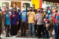 Wali Kota Pariaman,Genius Umar bersama petugas yang berada di kawasan wisata pantai kota itu, Minggu (23/5). (Dok : Istimewa)