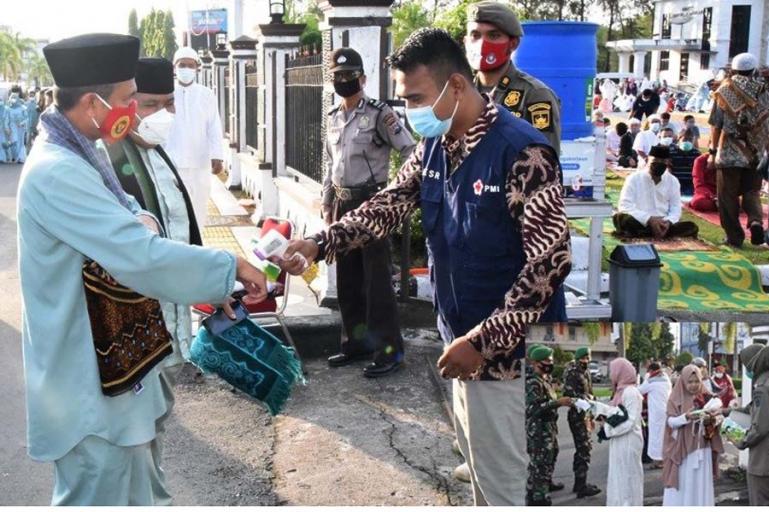 Wali Kota Pariaman, Genius Umar diperiksa suhu tubuhnya oleh petugas sebelum memasuki halaman Balaikota untuk melaksanakan salat Idul Fitri 1442 Hijriah di kota itu, Kamis pagi (13/5). (Dok : Istimewa)
