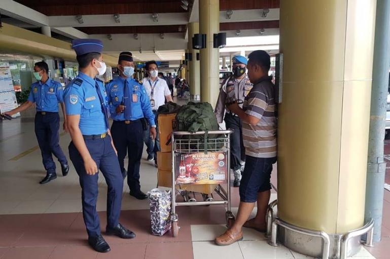 Petugas BIM dan anggota Polsek Bandara saat merazia salah seorang pengujung di Bandara BIM yang tidak pakai masker, Selasa siang (4/5). (Dok : Istimewa)