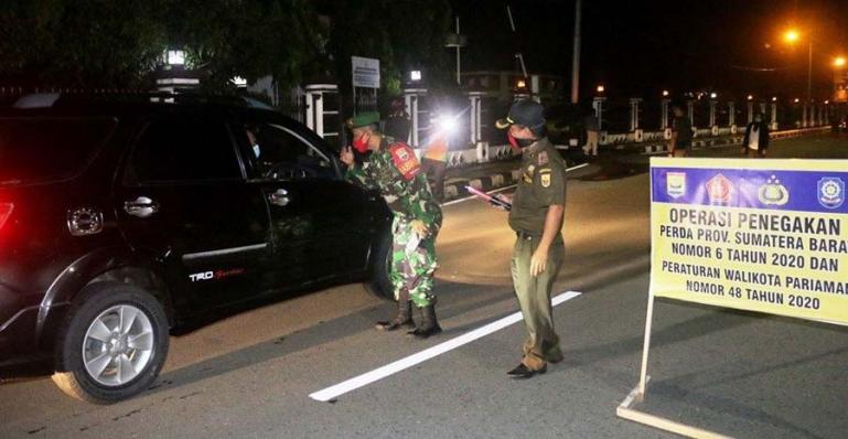 Satgas Covid-19 Kota Pariaman lakukan razia prokes di sejumlah tempat di kota itu Sabtu malam (1/5). (Dok : Istimewa)