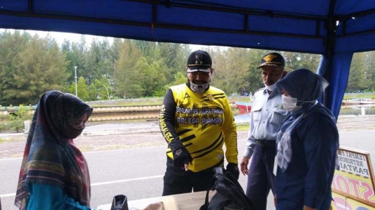 Wawako Pariaman, Mardison Mahyuddin saat meninjau loket restribusi yang menyediakan karcis masuk ke objek wisata pantai yang ada di kota itu, Sabtu pagi (22/5). (Dok : Istimewa)