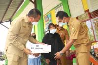 55 Orang Penerima Manfaat di Pariaman Terima BLT