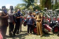 Bantuan Aspirasi Dewan Dapil 2 Sumbar: Nurnas Serahkan 37 Unit Traktor Tangan