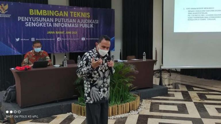 Pemateri dari Diklatbang MA RI, Asra saat berikan materinya dihadapan sejumlah komisioner KI se Indonesia, di Bogor, Kamis (10/6). (Dok : Istimewa)