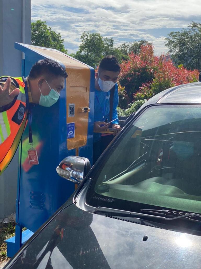 Petugas pintu masuk Bandara BIM bersama petugas salah satu Bank memberitahukan pada masyarakat yang masuk Bandara tentang penerapan non tunai di pintu masuk tersebut, Senin kemarin (21/6). (Dok : Istimewa)