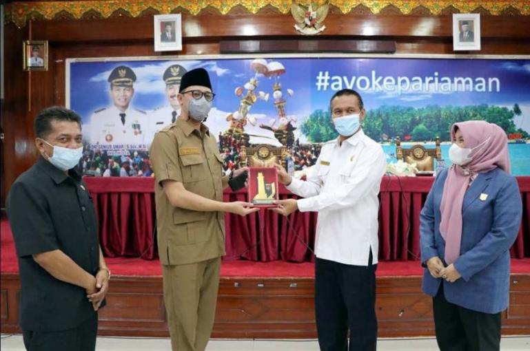 Wali Kota Pariama, Genius Umar saat menerima cindera mata dari Wali Kota Bukittinggi, Erman Safar saat berkunjung ke kota Tabuik tersebut, Rabu (23/6). (Dok : Istimewa)