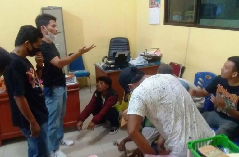 Tujuh warga yang diduga lakukan pungli di objek wisata Carocok Painan sedang diberikan pembinaan oleh Tim Opsnal Satreskrim Polres Pessel, pasca digelandang ke Mapolres, Sabtu (26/6). (Dok : Istimewa)