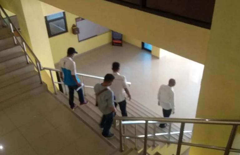 Penyidik Polres Pessel saat menggiring dua pejabat KONI Pessel ke sel tahanan Polres usai jalani pemeriksaan, Rabu (16/6). (Dok : Istimewa)