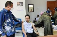 Wali Kota Genius Umar memantau pelaksanaan vaksinasi Covid-19 yang dilakukan di dua tempat di kota itu, Sabtu (12/6). (Dok : Istimewa)