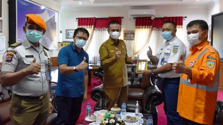 Wali Kota Pariaman, Genius Umar saat menerima kunjugan Kadivre II PT KAI Sumbar, Kuncoro di ruang kerjanya, Senin (31/5). (Dok : Istimewa)