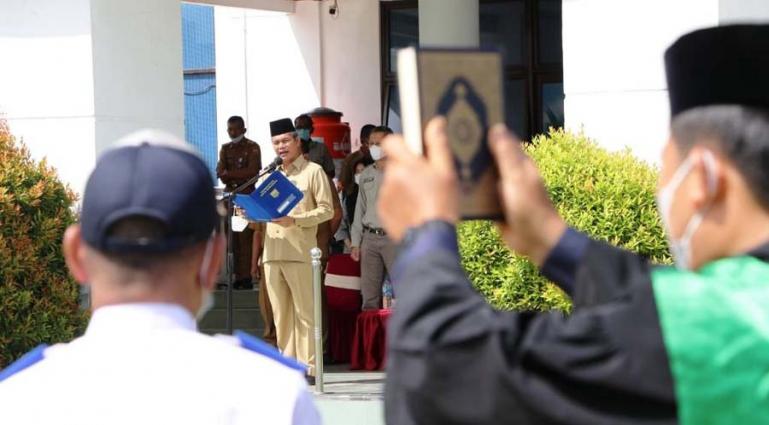 Wali Kota Pariaman, Genius Umar saat mengambil sumpah 15 pejabat eleson III dan VI di Setko Pariaman, Selasa (8/6). (Dok : Istimewa)