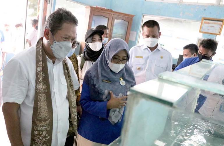 Wali Kota Pariaman, Genius Umar mendampingi Menteri Kelautan dan Perikanan RI, Satria Wahyu Trenggano mengunjungi kawasan konservasi penyu di Desa Apar, Kota Pariaman, Rabu (2/6). (Dok : Istimewa)