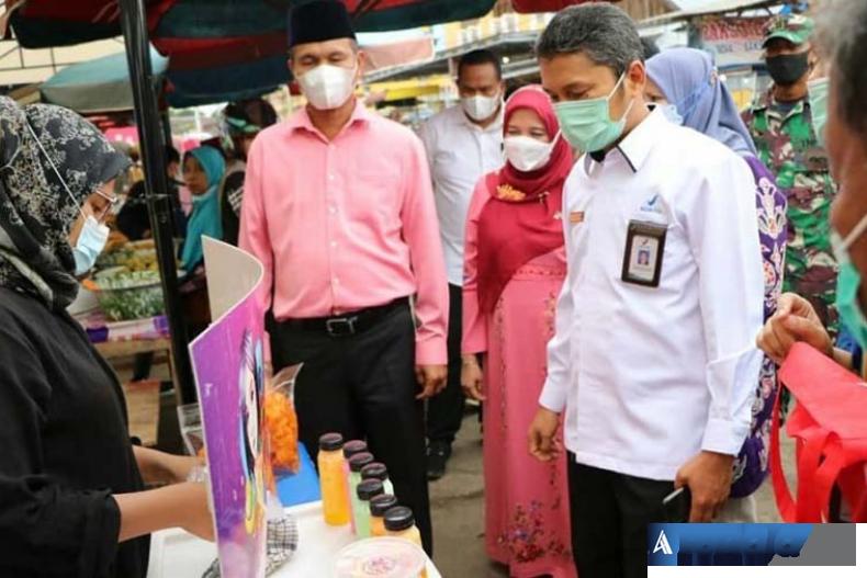 Wali Kota Pariaman, Genius Umar saat mendampingi Kepala BBPOM Sumbar, Firdaus Umar dan timnya saat meninjau pasa pabukoan di Kota Pariaman, Kamis (15/4).