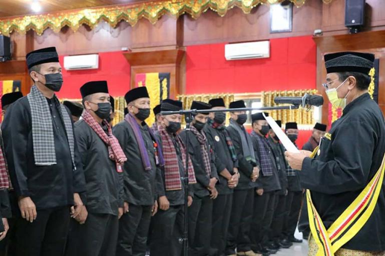 Ketua LKAAM Sumbar, M Sayuti Datuak Rajo Panghulu melantik Genius Umar Rangkayo Rajo Gandam, sebagai Ketua LKAAM Kota Pariaman periode 2021-2026, di Pariaman, Rabu (30/6). (Dok : Istimewa)