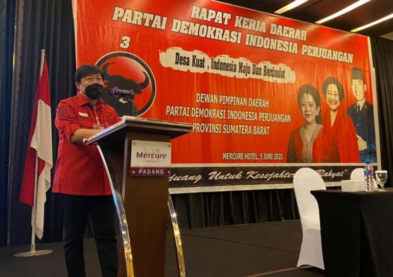Ketua PDIP Sumbar, Alex Indra Lukman saat beri arahan dalam rakerda PDIP se Sumbar di Padang, Sabtu (5/6). (Dok : Istimewa)