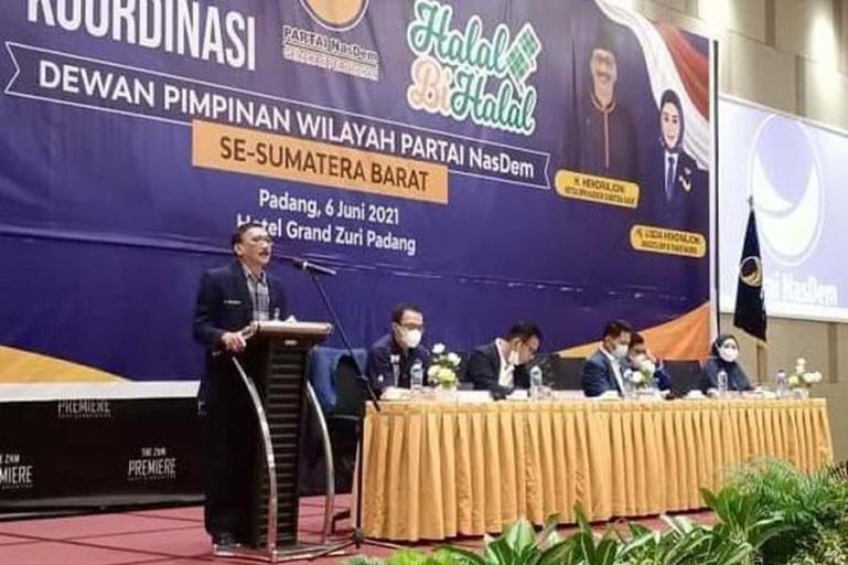 Ketua DPW NasDem Sumbar, Hendrajoni saat membuka rakor partai itu se Sumbar di Padang beberapa waktu lalu. (Dok : Istimewa)
