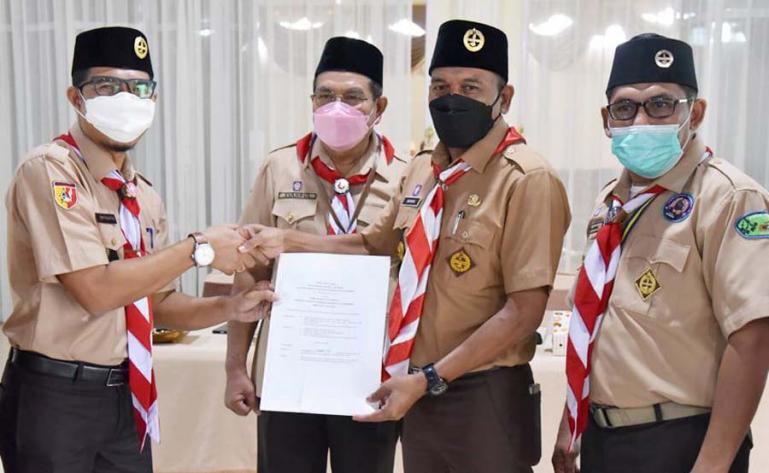 Kepala Dinas Kominfo Kota Pariaman, Hendri saat menerima mandat sebagai ketua Kwarcab 16 Pramuka Kota Pariaman dalam rapim diperluas, Selasa (8/6). (Dok : Istimewa)