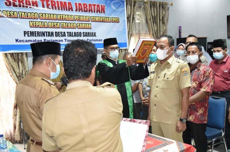 Hendri saat diambil sumpah saat ditunjuk sebagai Pjs Kepala Desa Talago Sariak, Selasa sore (22/6). (Dok : Istimewa)