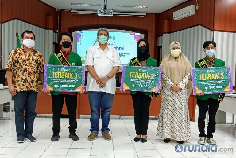 Para pemenang bersama Warek III Unand Insannul Kamil setelah pengumuman pemenang Pilmapres Unand 2021, Kamis (3/6). (Foto : Arzil)