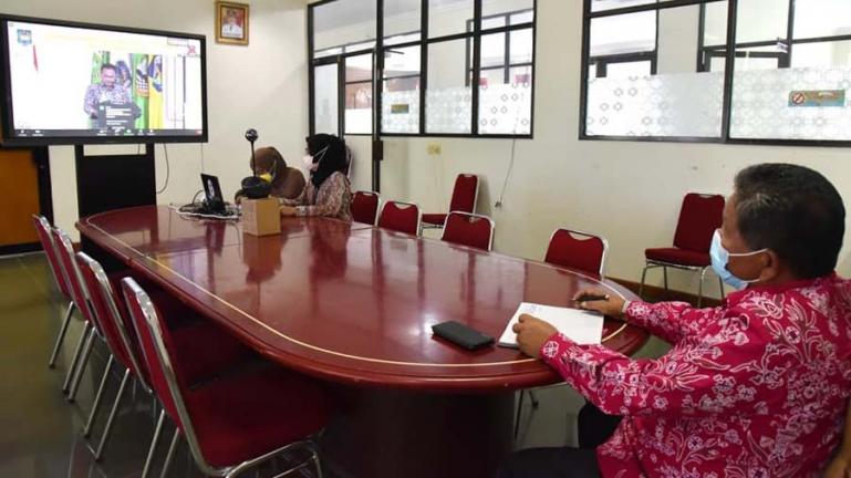 Asisten II Setko Pariaman, Sumiramis sedang mengikuti sosialisasi dari Kemendagri secara virtual, Kamis siang (10/6). (Dok : Istimewa)