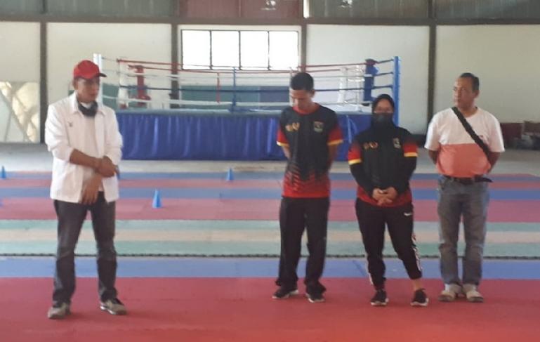 Ketua KONI Sumbar, Agus Suardi saat berikan motivasi kepada para atlet silat dan karate yang sedang ikuti latihan jelang PON Papua, Sabtu (12/6). (Dok : Istimewa)