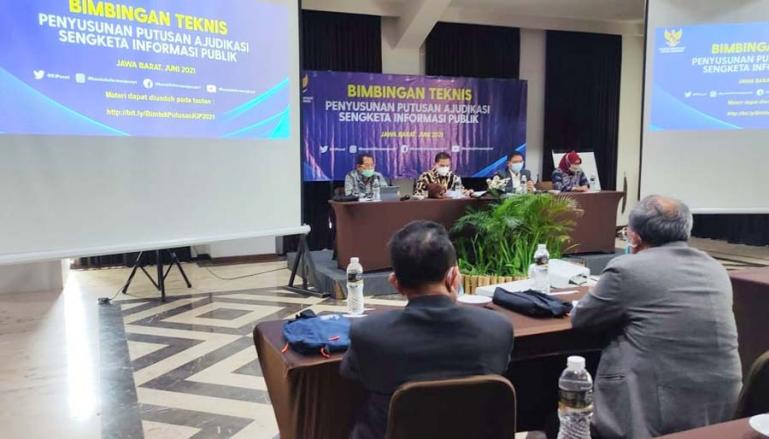 Sejumlah komisioner KI se Indonesia saat ikuti bimtek penyusunan putusan Ajudikasi sengketa informasi publik di Bogor, Rabu (9/6). (Dok : Istimewa)