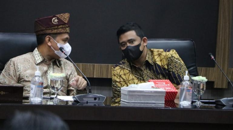 Wali Kota Pariaman, Genius Umar dan Wai Kota Medan, Bobby A Nasution dalam sebuah pertemuan di Medan, Kamis malam (17/6). (Dok : Istimewa)