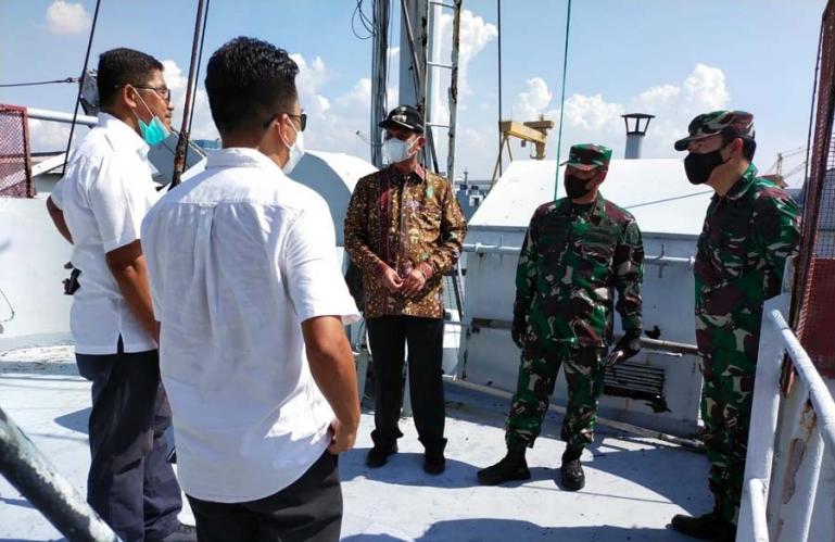 Wali Kota Genius Umar saat melihat langsung KRI Teluk Ratai 509 di Surabaya. Kapal perang ini nantinya akan dibawa ke Pariaman untuk dijadikan museum, Rabu (9/6). (Dok : Istimewa)