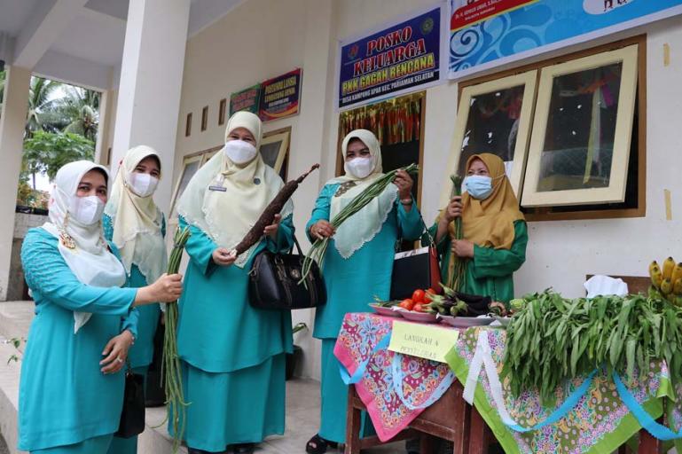 Ketua TP PKK Sumbar, Harneli Mahyeldi didampingi Ketua TP PKK Kota Pariaman, Lucy Genius Umar menilai TP PKK Desa Kampung Apar, Jumat (4/6). (Dok : Istimewa)