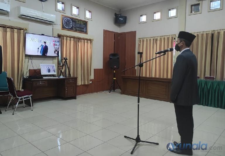 Mafral saat mengikuti proses pelantikan sebagai Kabag Administrasi secara virtual di Bawaslu Sumbar, Jumat (18/6).