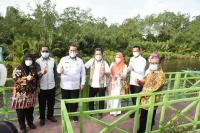 Menteri Kelautan dan Perikanan RI, Sakti Wahyu Trenggono bersama Wali Kota, Genius Umar dan Wakil Wali Kota, Mardison Mahyuddin saat di kawasan  Apar Pariaman Mangrove Park, Kota Pariamam, Rabu (2/6). (Dok : Istimewa)