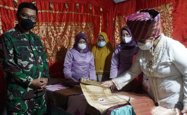 Ketua Harian II Dekranas pusat, Nanny Hadi Tjahjanto, didamping Danlantamal II Padang, Laksamana Pertamana TNI Hargianto saat melihat karya UMKM binaan Lantamal II Padang, Kamis (17/6).