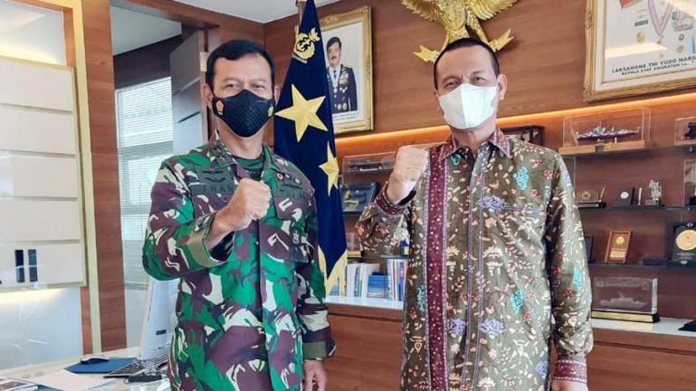 Pangkoarmada II), Laksamana Muda (Laksda) TNI, Iwan Isnurwanto saat menerima kunjungan Wali Kota Pariaman, Genius Umar di ruang kerjanya di Surabaya, Rabu siang (9/6). (Dok : Istimewa)